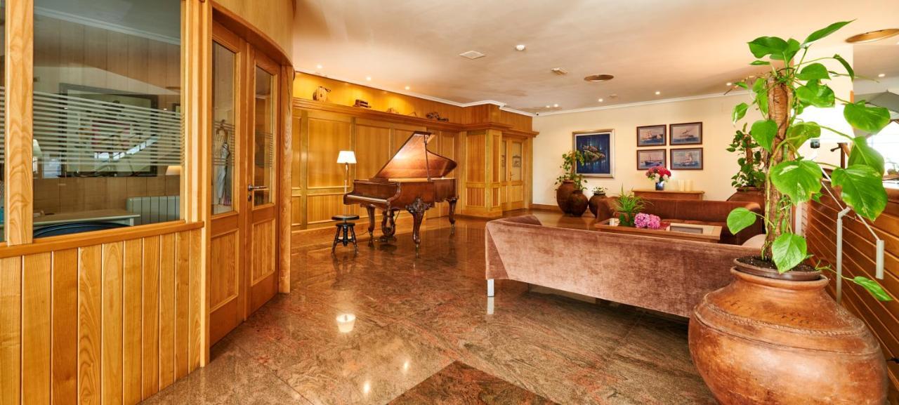 Hotel Juan De La Cosa Santoña Екстериор снимка