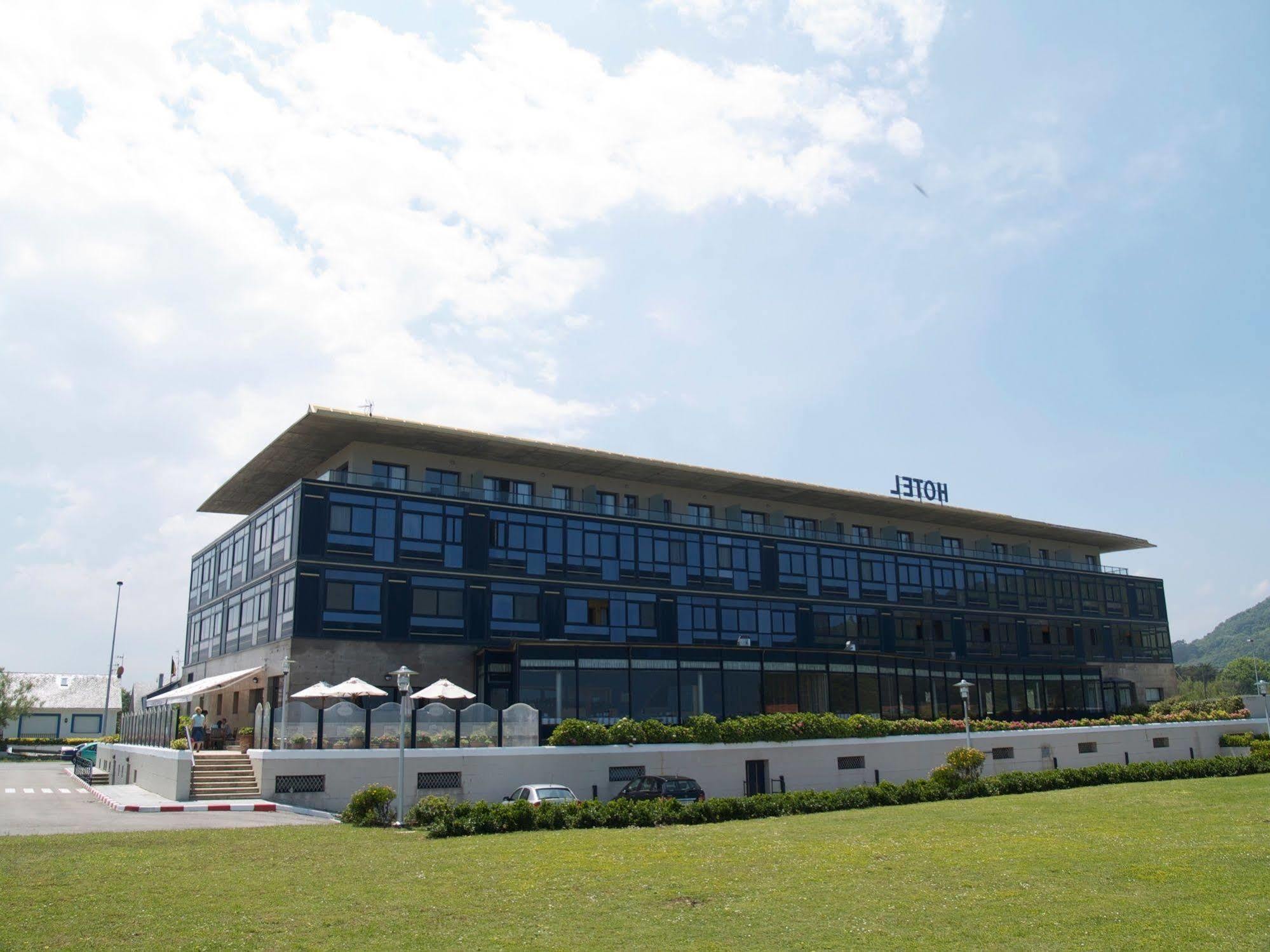 Hotel Juan De La Cosa Santoña Екстериор снимка